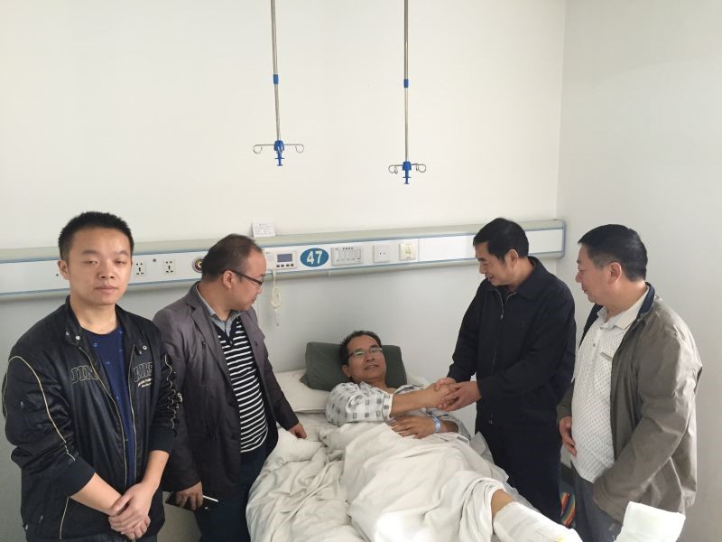 鄭勝金等一行看望慰問因公負(fù)傷的閆戰(zhàn)良同志