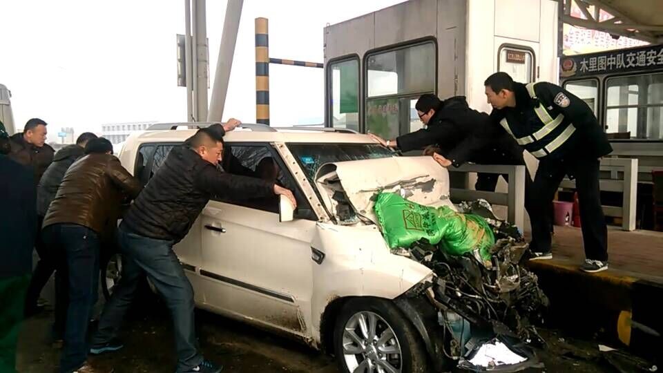 好通員工車(chē)禍現(xiàn)場(chǎng)徒手抬車(chē)救傷員受稱(chēng)贊