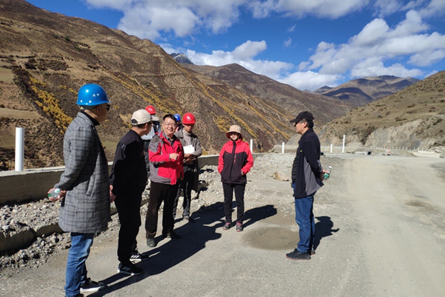 中交通力專家現場指導G349工作 巖土公司對全線路基病害進行現場排查