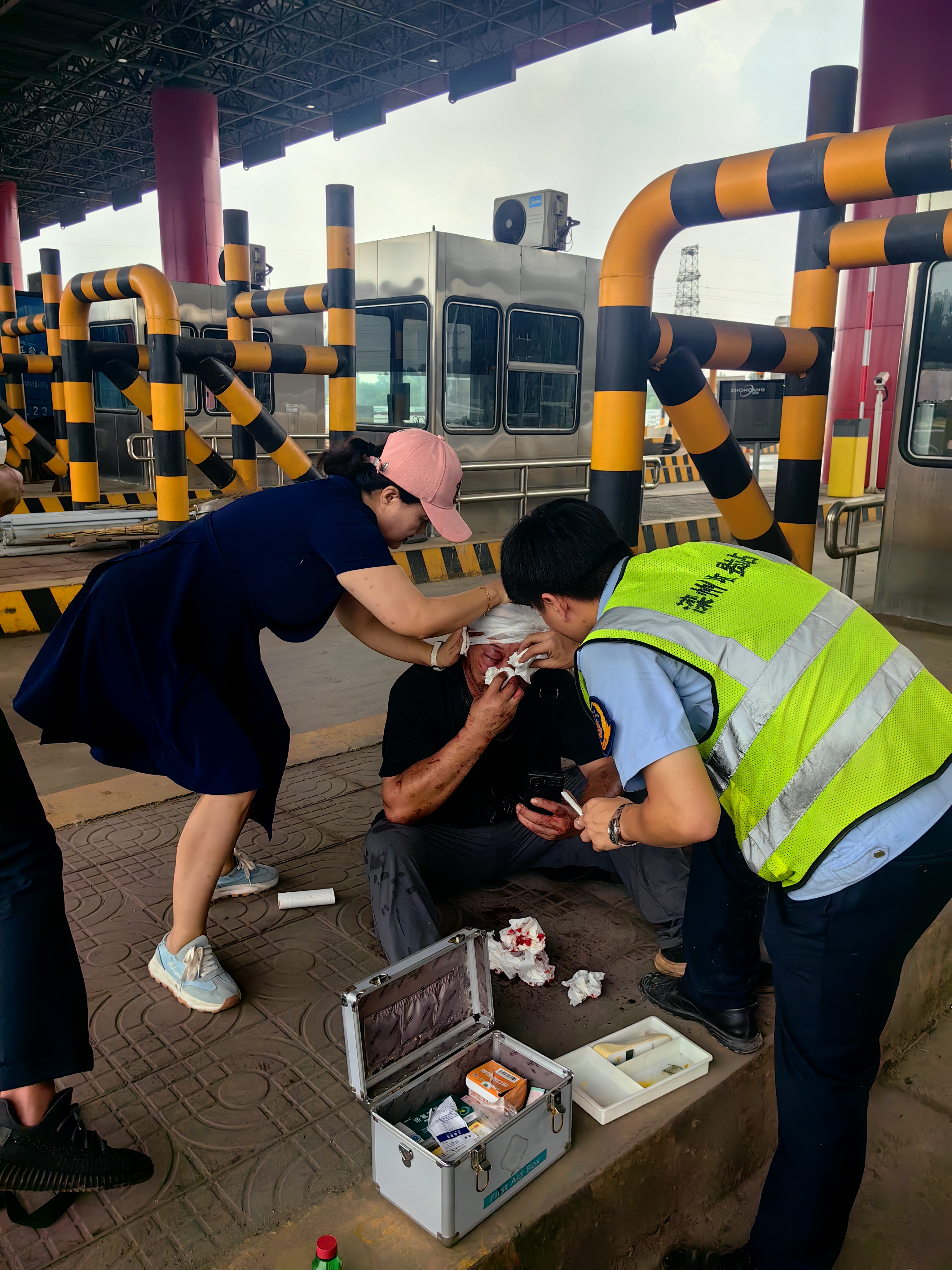 危急時刻勇擔當丨收費站團隊緊急撲救貨車大火救援受傷司機